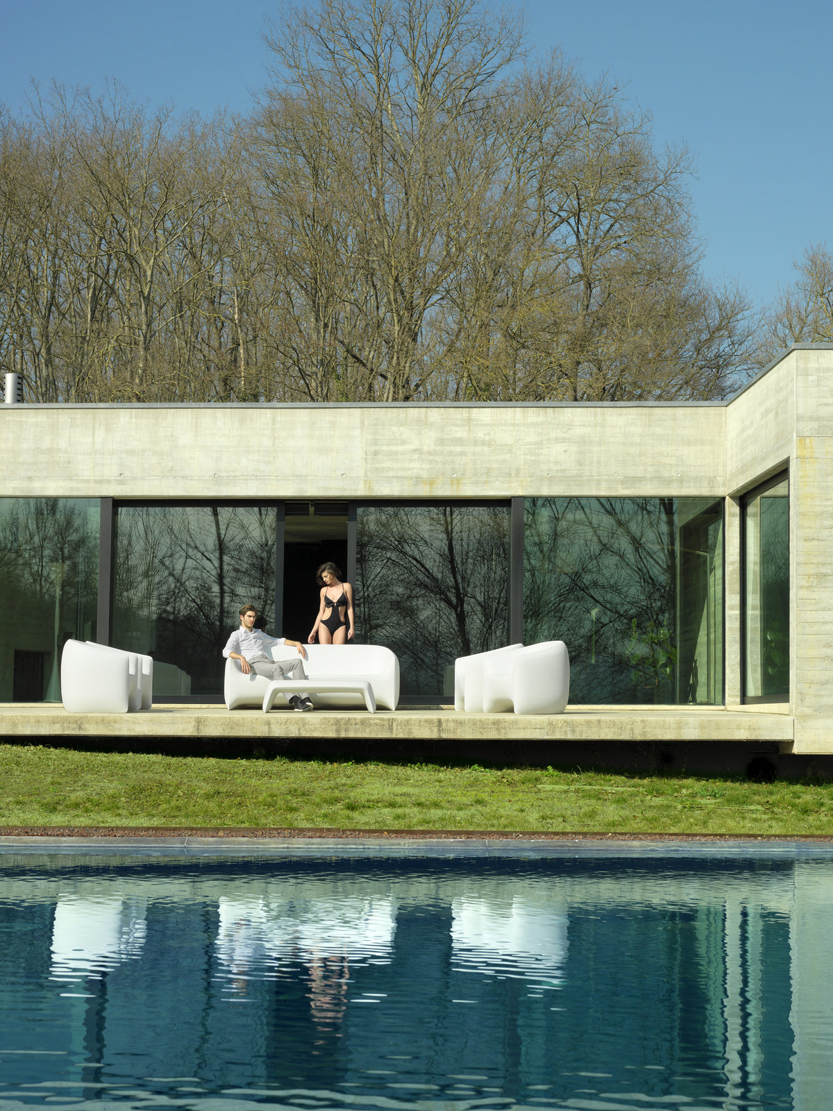 Collection Blow de Vondom en Bord de Piscine Hotel Table Fauteuil Canape