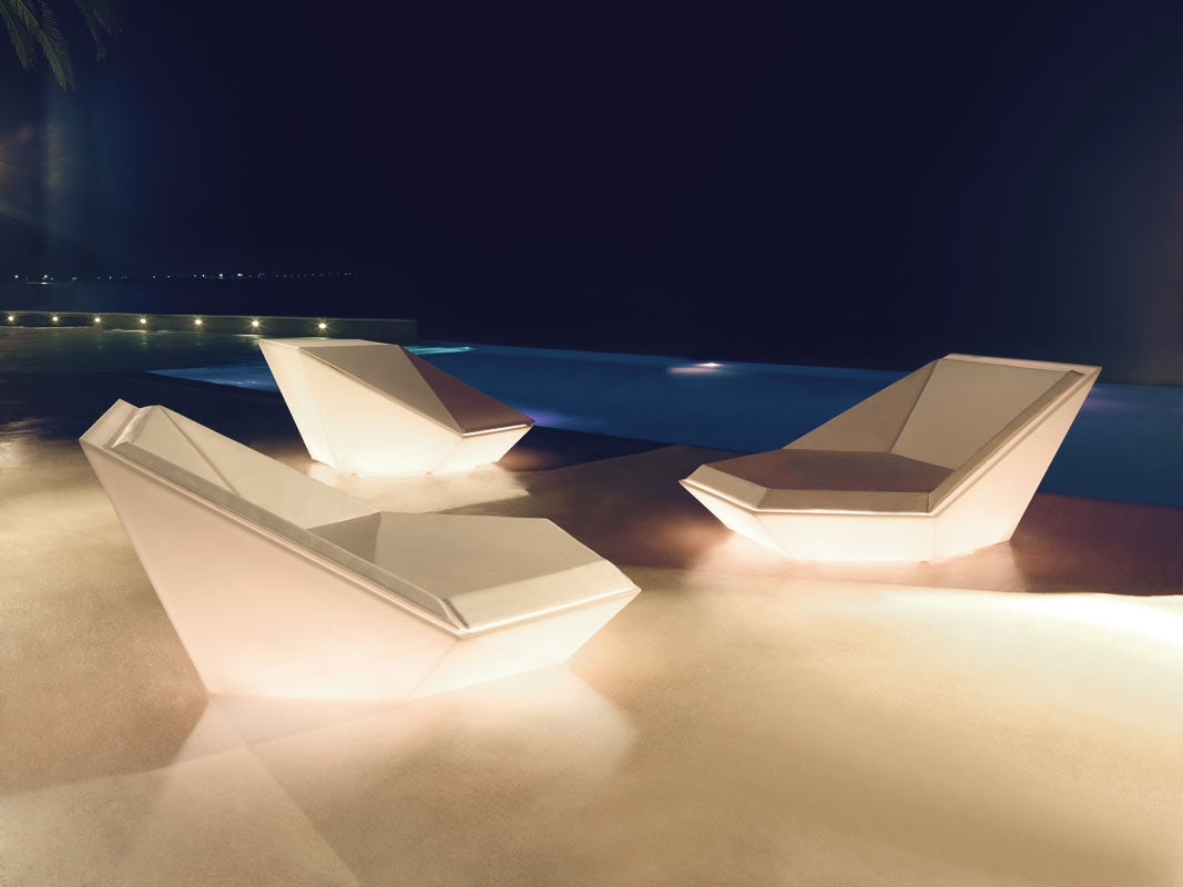 Faz Daybed Light par Vondom - Bains de soleil Blancs Lumineux Design autour d'une piscine