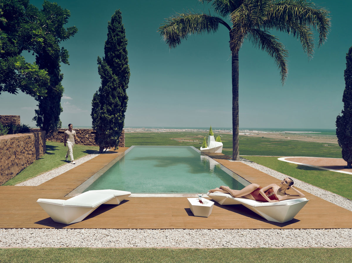 Little Coffee Table with Lounge Chair Faz White Vondom