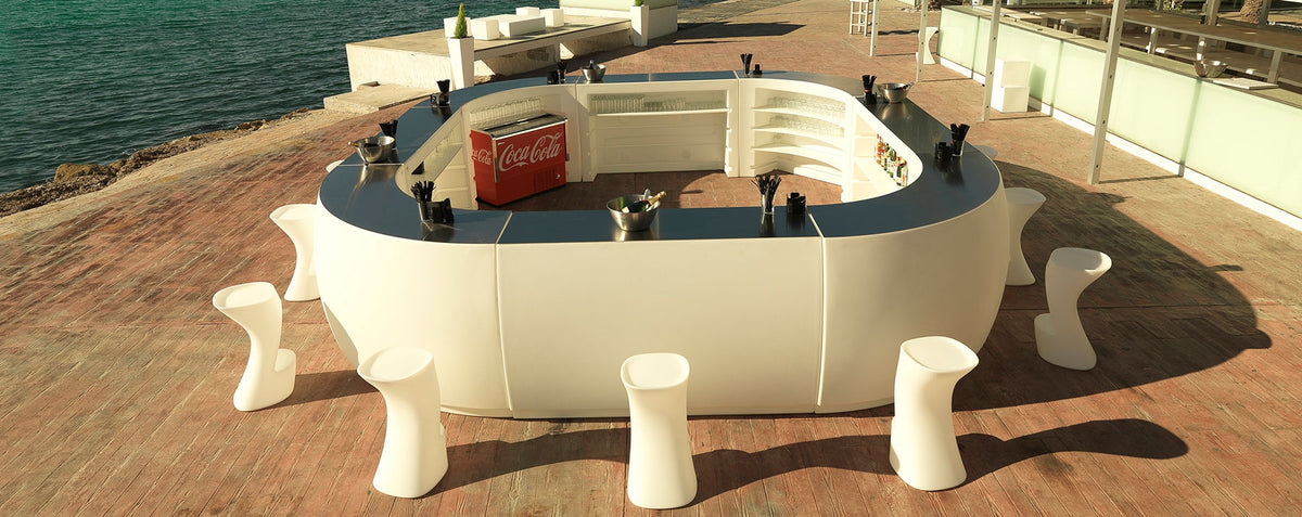 Autre association de Bar Design avec les modules Fiesta 180 et Curva Mat par Vondom. Top en inox en option
