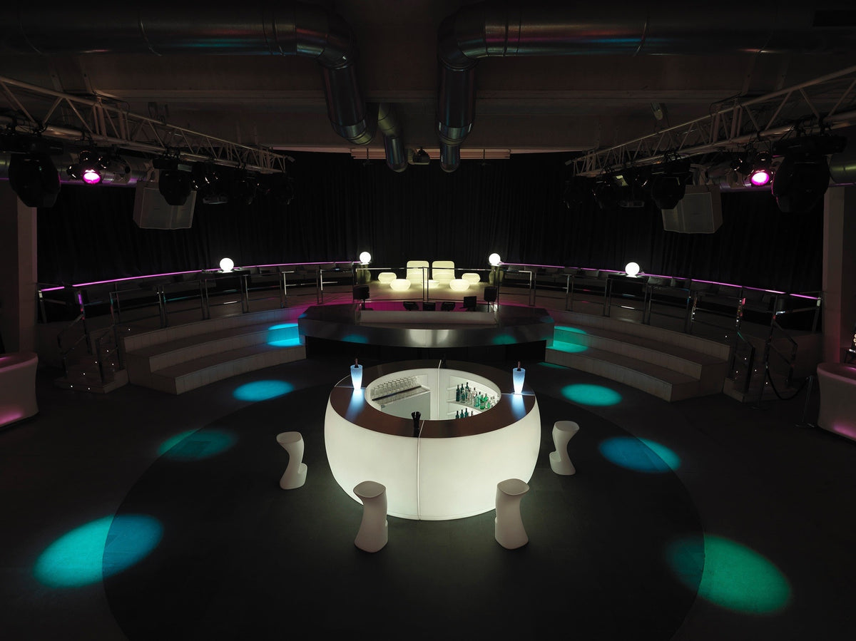 Bar Design Lumineux dans Club Tendance. Créé avec 4 modules Fiesta Curva Lumineux Blanc. Top en inox en option