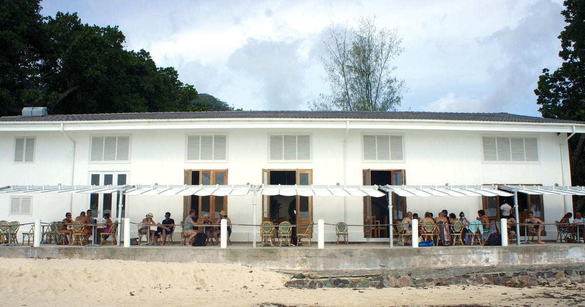 Plusieurs Parasols Flexy combines sur Terrasse Bar Restaurant
