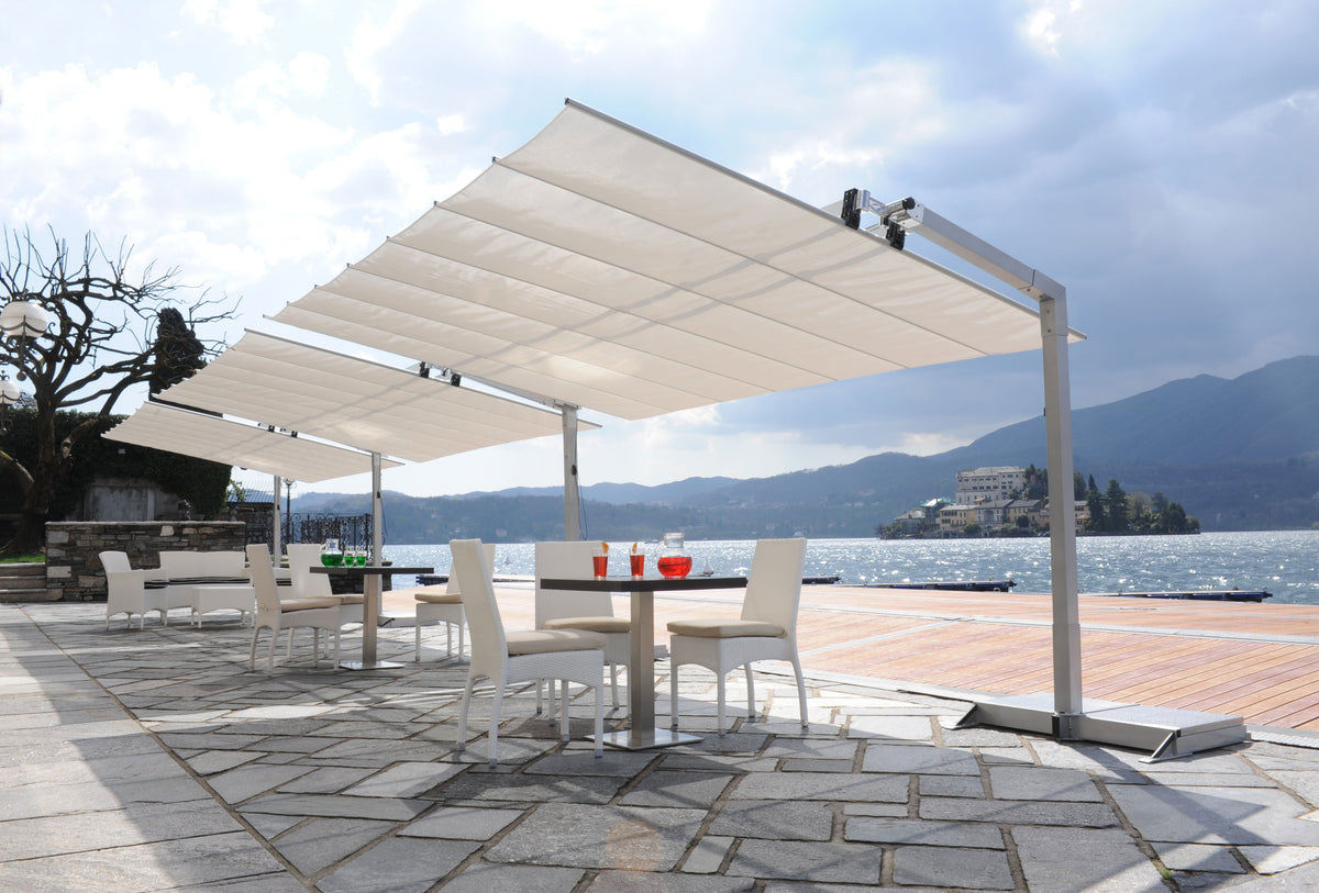Parasol Geant Flexy Structure Silver avec Panneaux Inclinables Modulaires pour Espaces Exterieurs Hotels, Bars, Restaurants