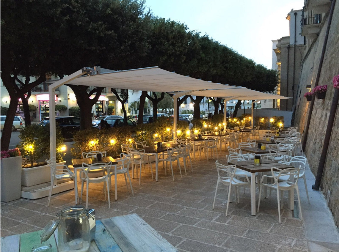 Terrasse Bar Restaurant amenagee avec 3 Parasols Flexy Modulaires par Fim