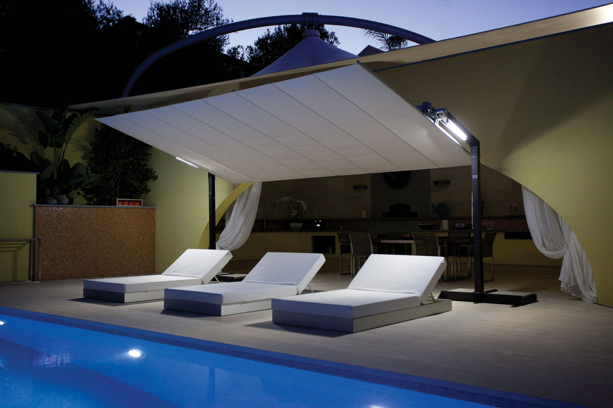 Parasol Flexy avec Eclairage (en option) et Store Repliable au bord d'une Piscine d'Hotel