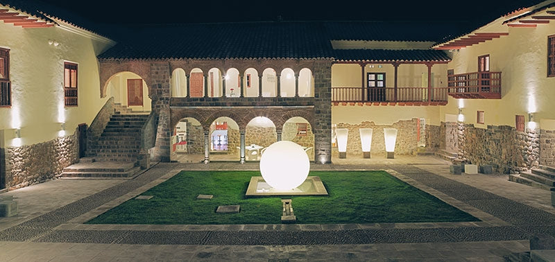 Bulle Lumineuse de Grande Taille GLOBO 200 cm dans la cour interieure d'un Hotel