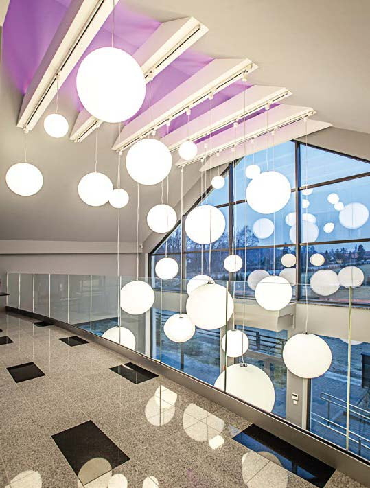 Composition spectaculaire avec les Lampes a Suspendre GLOBO de differentes tailles. Ideal Professionnels