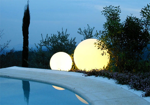 Lampe Bulle Lumineuse Geante GLOBO 80 tres design au bord d'une piscine d'Hotel