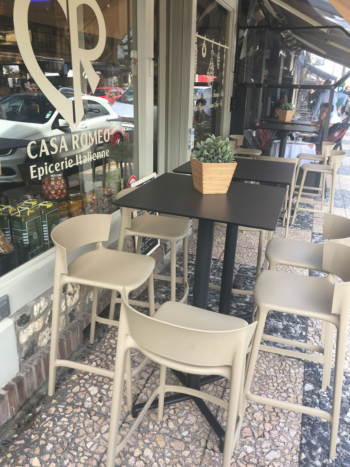Chaises Hautes AFRICA 85 couleur sable sur terrasse Epicerie Fine Deauville