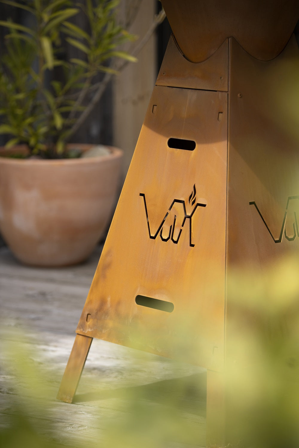 Detail of the VULX MAGMA Corten steel industrial stand-up table, an original concept of a barbecue grill 2