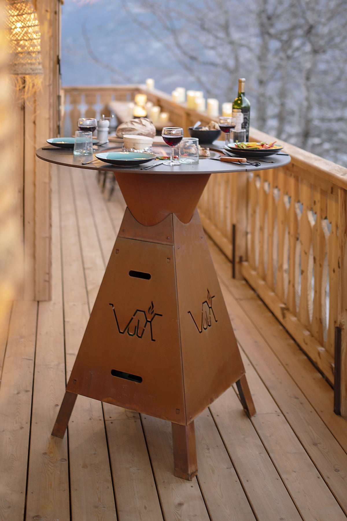 Terrasse de restaurant avec Table haute Exterieure barbecue au gaz intégré MAGMA de VULX