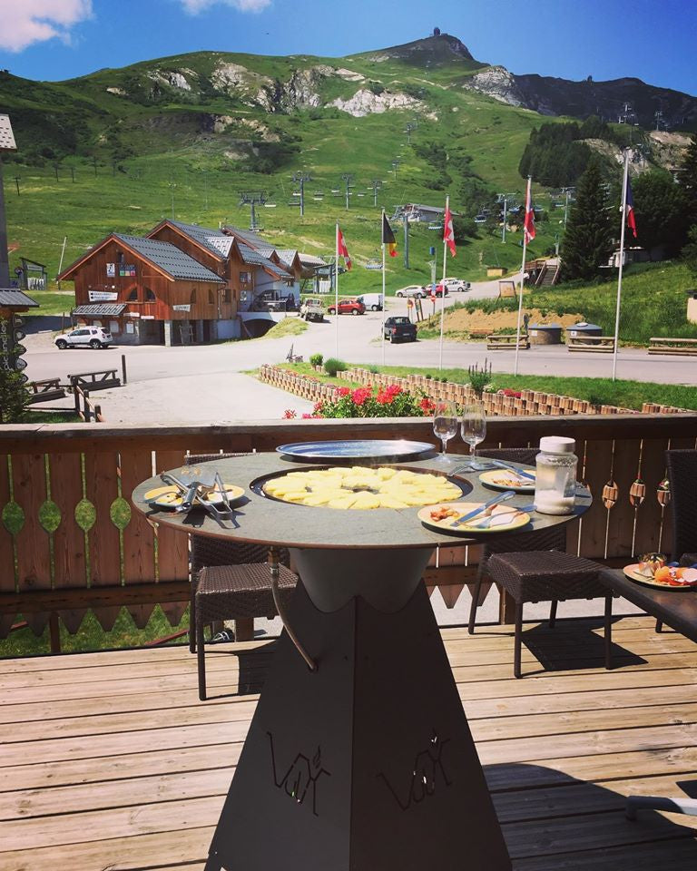 Terrasse de restaurant avec Mange debout 3 en 1 Brasero table barbecue au gaz MAGMA de VULX