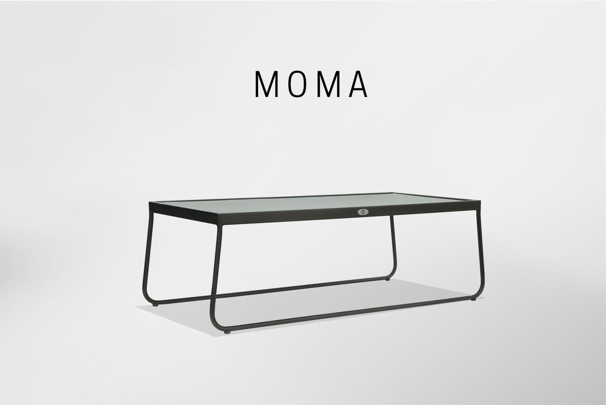 une table basse noire avec un plateau en verre