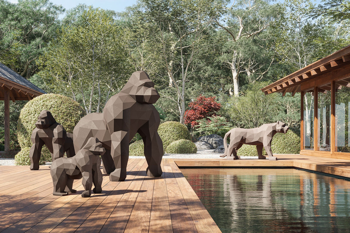 Terrasse avec plusieurs grandes statues de jardin gorille saru origami vondom