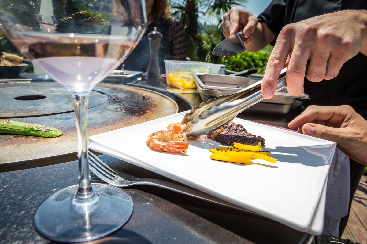 Show service around the plancha table on the terrace of the restaurant Fusion High Gaz de Vulx