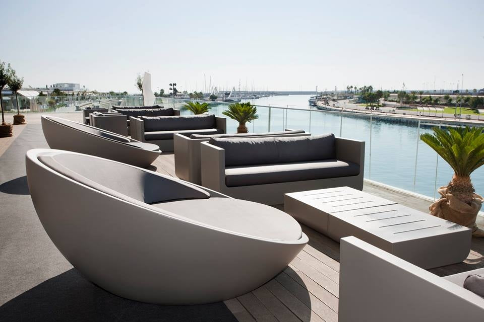 Giant Round Loveseat Bar Lounge Terrace Riverside