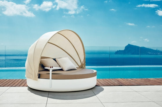 Vondom ULM DAYBED Inclinable Mat sur Terrasse de Piscine a Debordement et la Mer