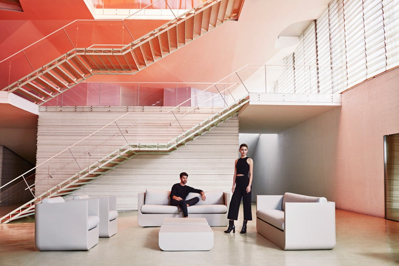 Fauteuils et canapes ULM accompagnes de leur table basse Vondom