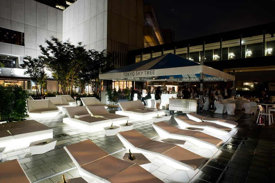 Bains de Soleil Carres Lumineux Blancs Vela Daybed 4 dossiers Inclinables par Vondom au bord d'une piscine d'Hotel