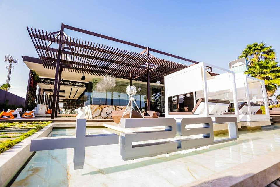 Terrasse Chic avec Transat Double et Parasol à stores intégrés