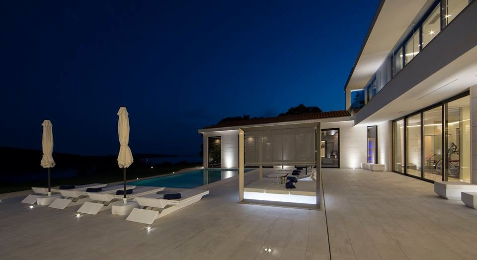Bain de soleil VELA Daybed Inclinable x4 Lumineux Blanc de Vondom avec Baldaquin a Stores en bord de piscine d hotel