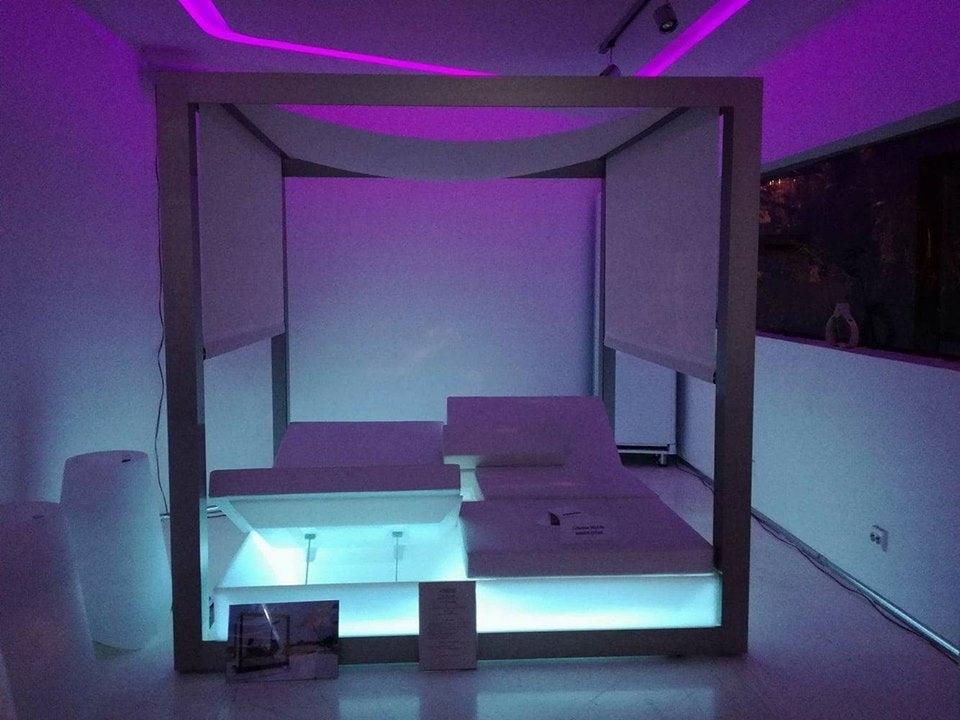 Chaiselounge for two with canopy by the pool