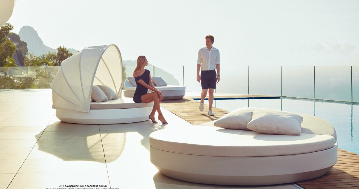 Sun loungers VELA DAYBED Reclining Backrest by Vondom with and without Parasol at the edge of a Pool