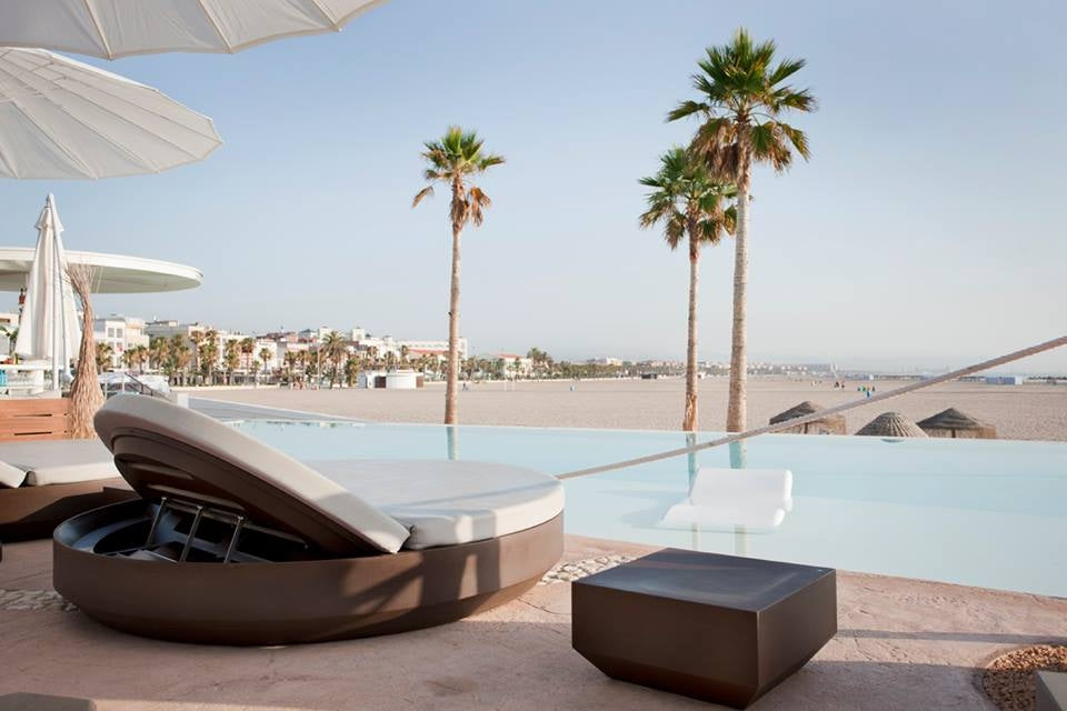 Transat Vela Daybed Reclining Matt Bronze Structure and Ecru Cushion byVondom Beach Edge and Pool