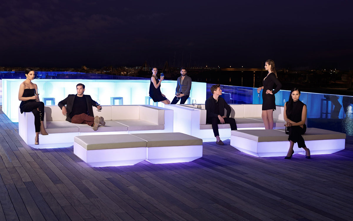 Moment de detente en terrasse de Nightclub sur le mobilier Lumineux Vela Sofa Chaiselongue par Vondom
