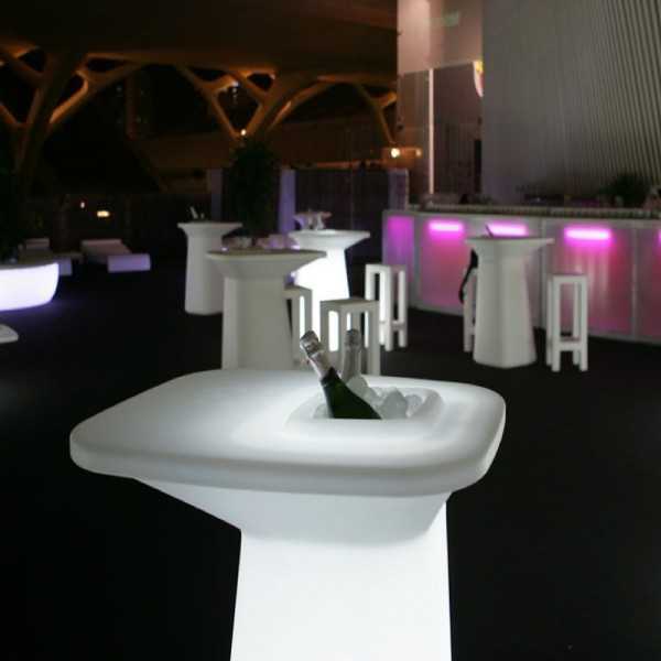 Mange Debout Lumineux ou table haute lumineuse Moma Vondom