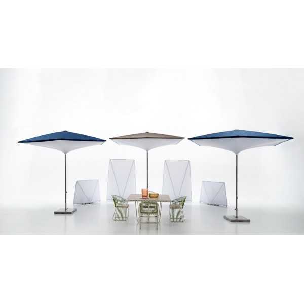 un parasol de design contemporain - DIAMOND - à côté de la piscine sur la terrasse moderne