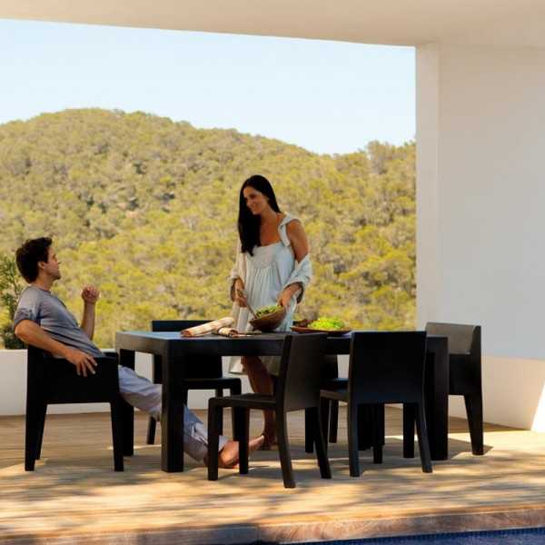 Salon de jardin réalisé avec des chaises Jut et une table rectangulaire Jut de chez Vondom