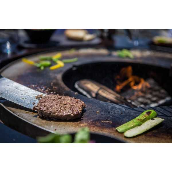 Cuisson de viande et de legumes sur la plancha du mange debout FUSION HIGH BOIS de VULX