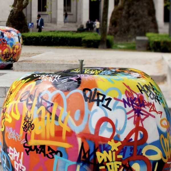 Design Apple Sculpture Graffiti Bull & Stein