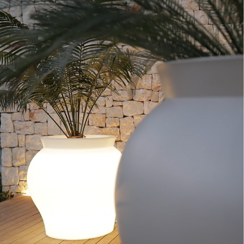 Lighted Curved Shape Pot XL Venus Planter by Vondom