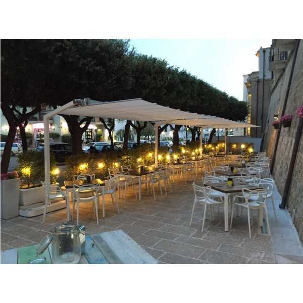 Terrasse Bar Restaurant amenagee avec 3 Parasols Flexy Modulaires par Fim