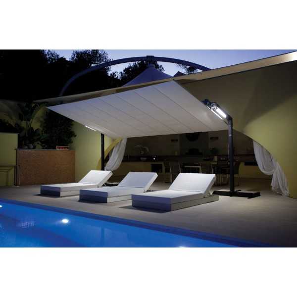 Parasol Flexy avec Eclairage (en option) et Store Repliable au bord d'une Piscine d'Hotel