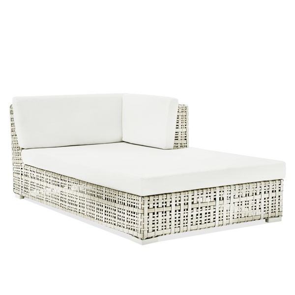 une chaise longue en osier blanc