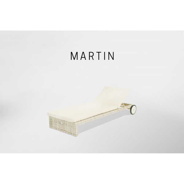 une chaise longue en osier avec un coussin blanc