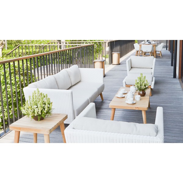 meubles en osier blanc sur une terrasse