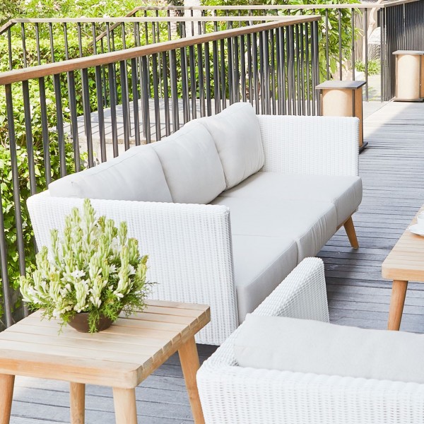 meubles en osier blanc sur une terrasse