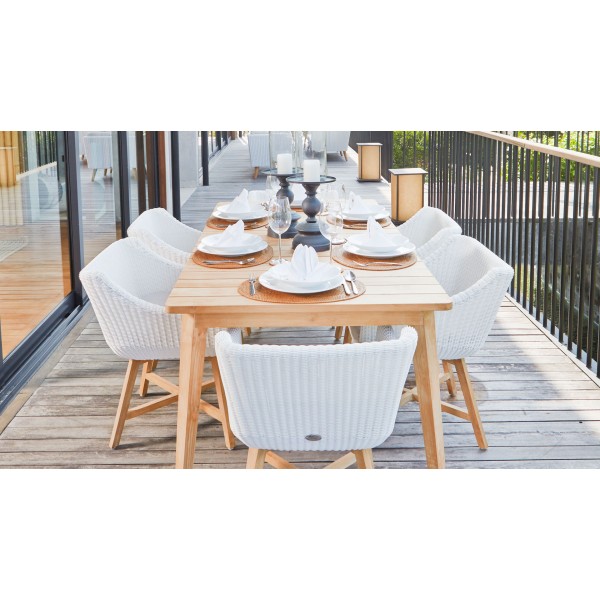 une table et des chaises sur un balcon