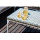 une table en verre sur une terrasse en bois design