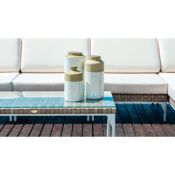 un canapé blanc et une table basse sur une terrasse en bois