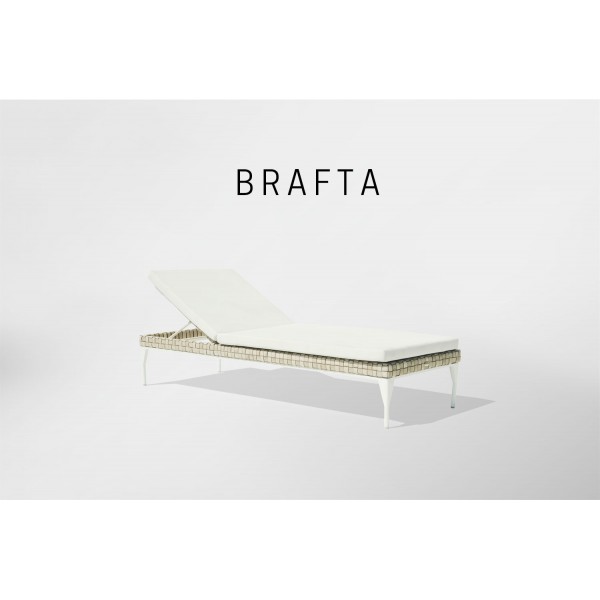 une chaise longue blanche avec un coussin blanc