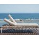 une chaise longue sur une terrasse surplombant l'océan