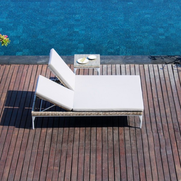 une chaise longue sur une terrasse surplombant l'océan