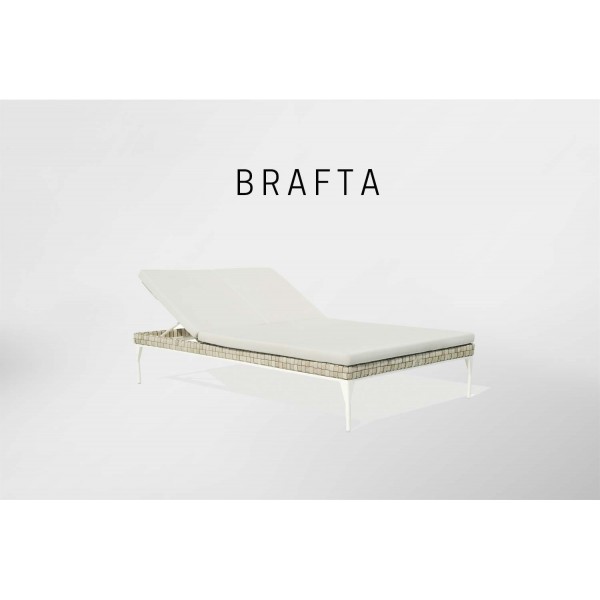 une chaise longue blanche sur fond blanc