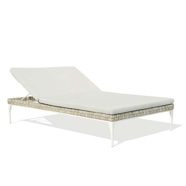 une chaise longue blanche sur fond blanc