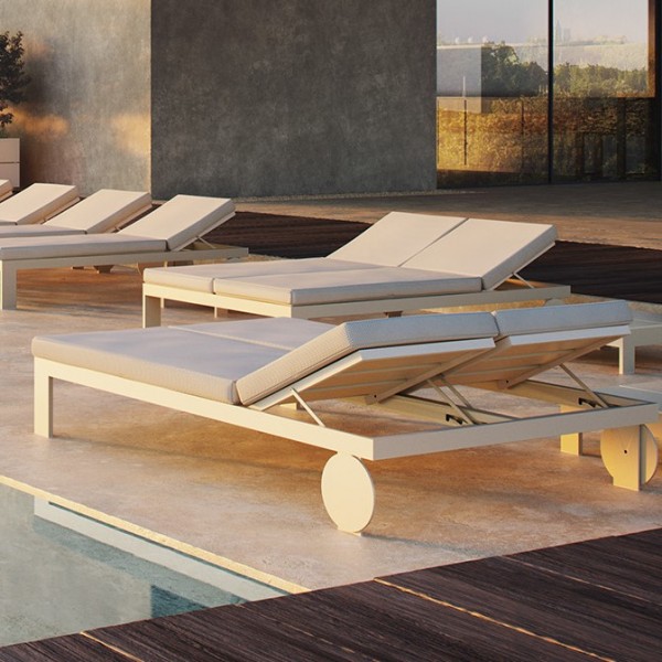 piscine extérieure moderne, chaises longues blanches 2 places en aluminium